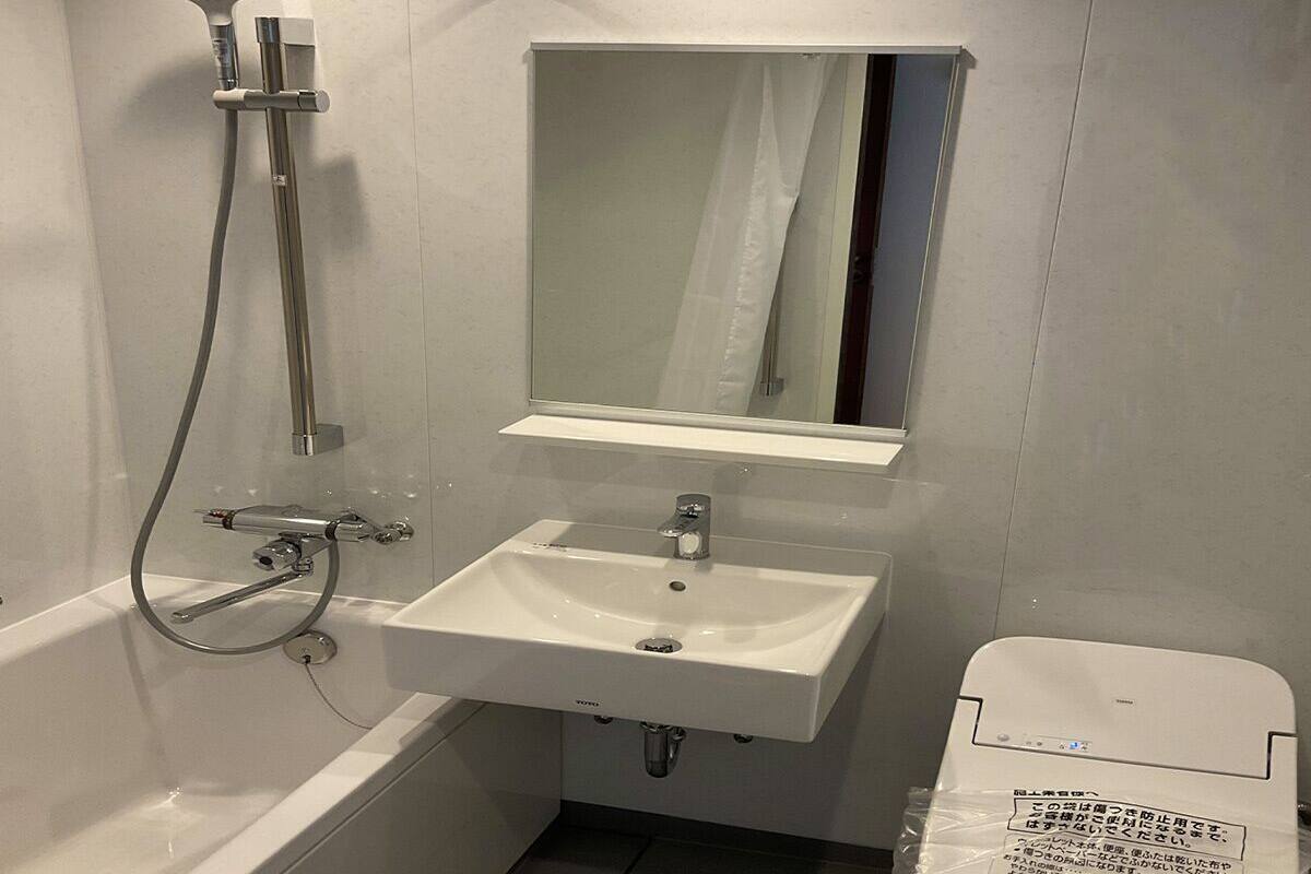 shower, free toiletries, hair dryer, slippers