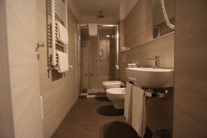 Room | Bathroom | Shower, rainfall showerhead, free toiletries, hair dryer - Hotel Eubea (Reggio Calabria)