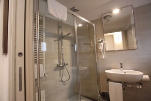 Room | Bathroom | Shower, rainfall showerhead, free toiletries, hair dryer - Hotel Eubea (Reggio Calabria)