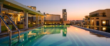 Seasonal outdoor pool, free cabanas, pool umbrellas