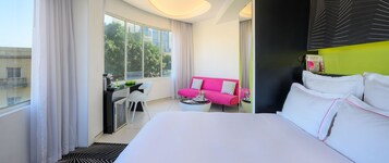 Circle Suite | Minibar, in-room safe, desk, blackout drapes