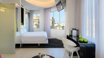Circle Suite | Minibar, värdeförvaringsskåp på rummet och skrivbord