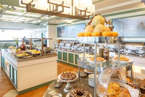 Free daily cooked-to-order breakfast