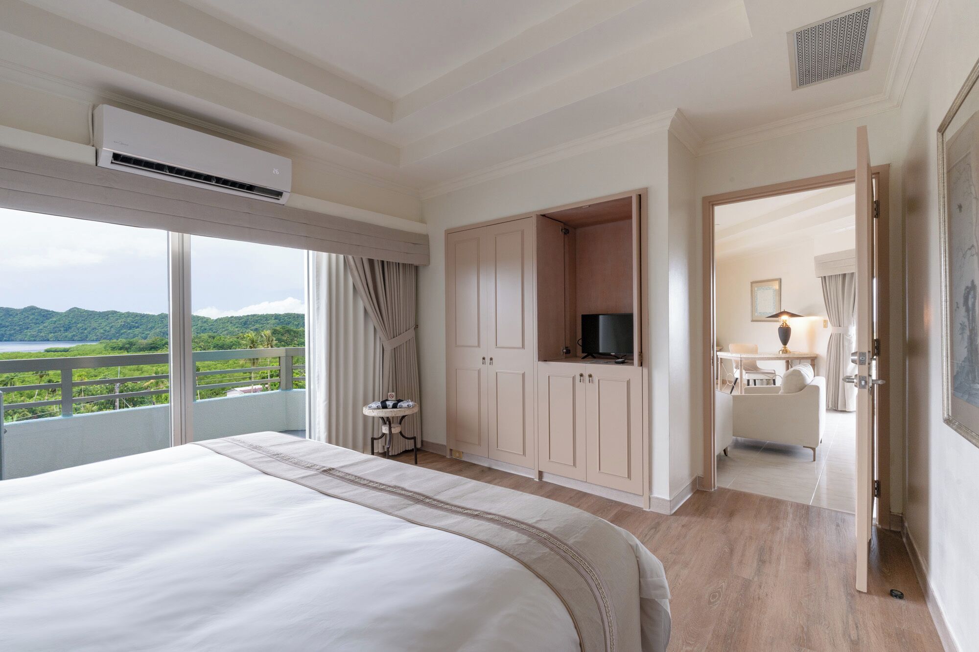 Executive Suite | Minibar, in-room safe, desk, free cribs/infant beds