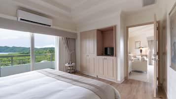 Executive Suite | Minibar, in-room safe, desk, free cribs/infant beds