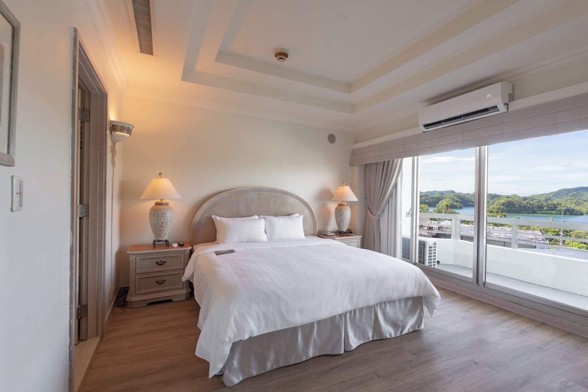 Executive-Suite, 1 King-Bett, Buchtblick | Minibar, Zimmersafe, Schreibtisch, laptopgeeigneter Arbeitsplatz