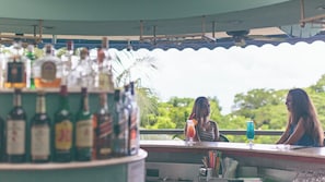 Bar (trong khuôn viên)