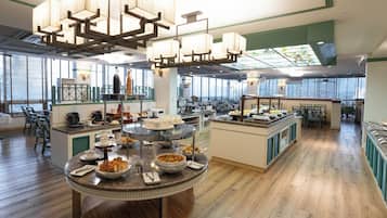 Lunsj og middag serveres, internasjonale retter