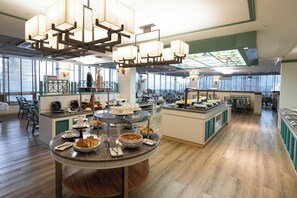 Lunch and dinner served, international cuisine