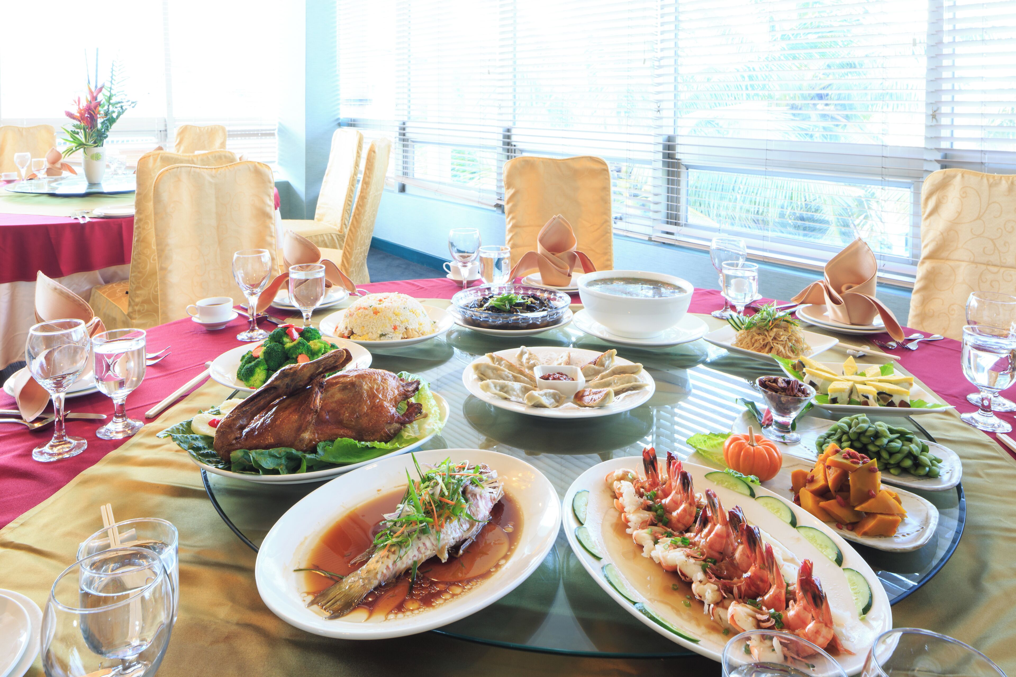 Lunch and dinner served, international cuisine