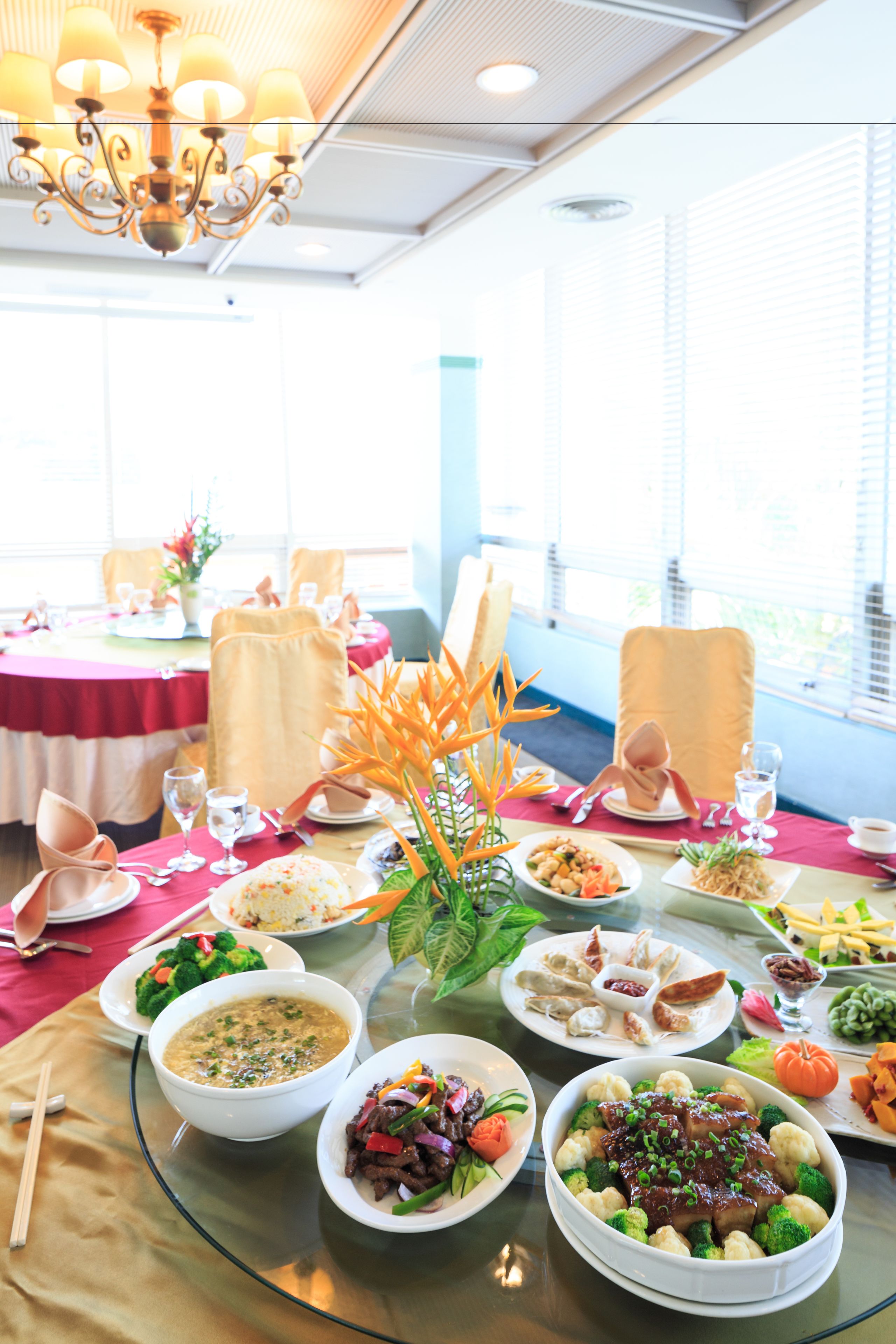 lunch and dinner served, international cuisine