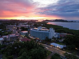 Fachada de la propiedad por la tarde o noche