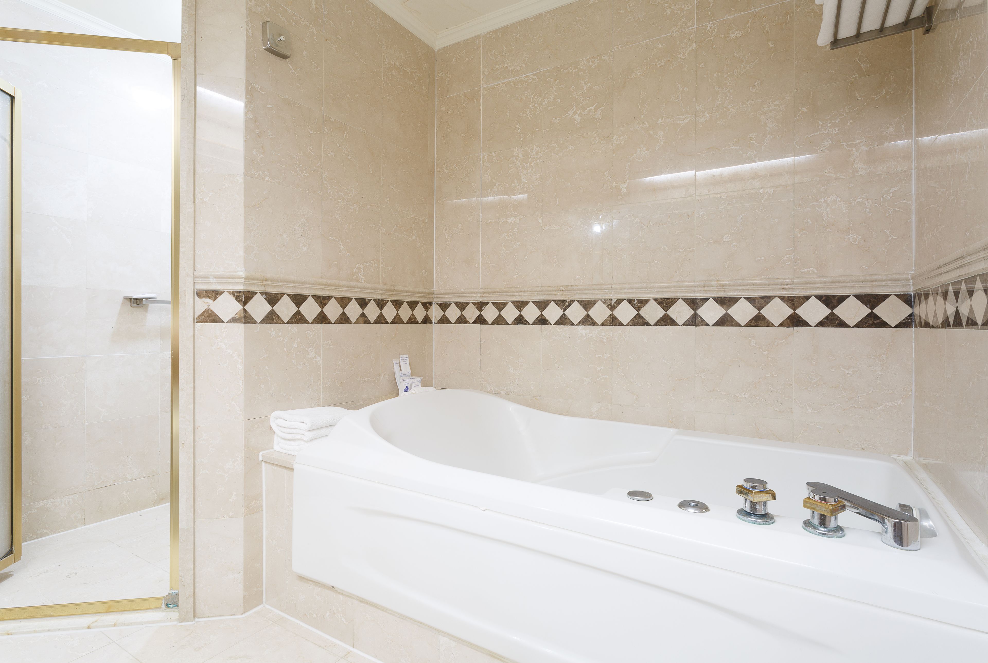 combined shower/bathtub, deep-soaking bathtub, free toiletries