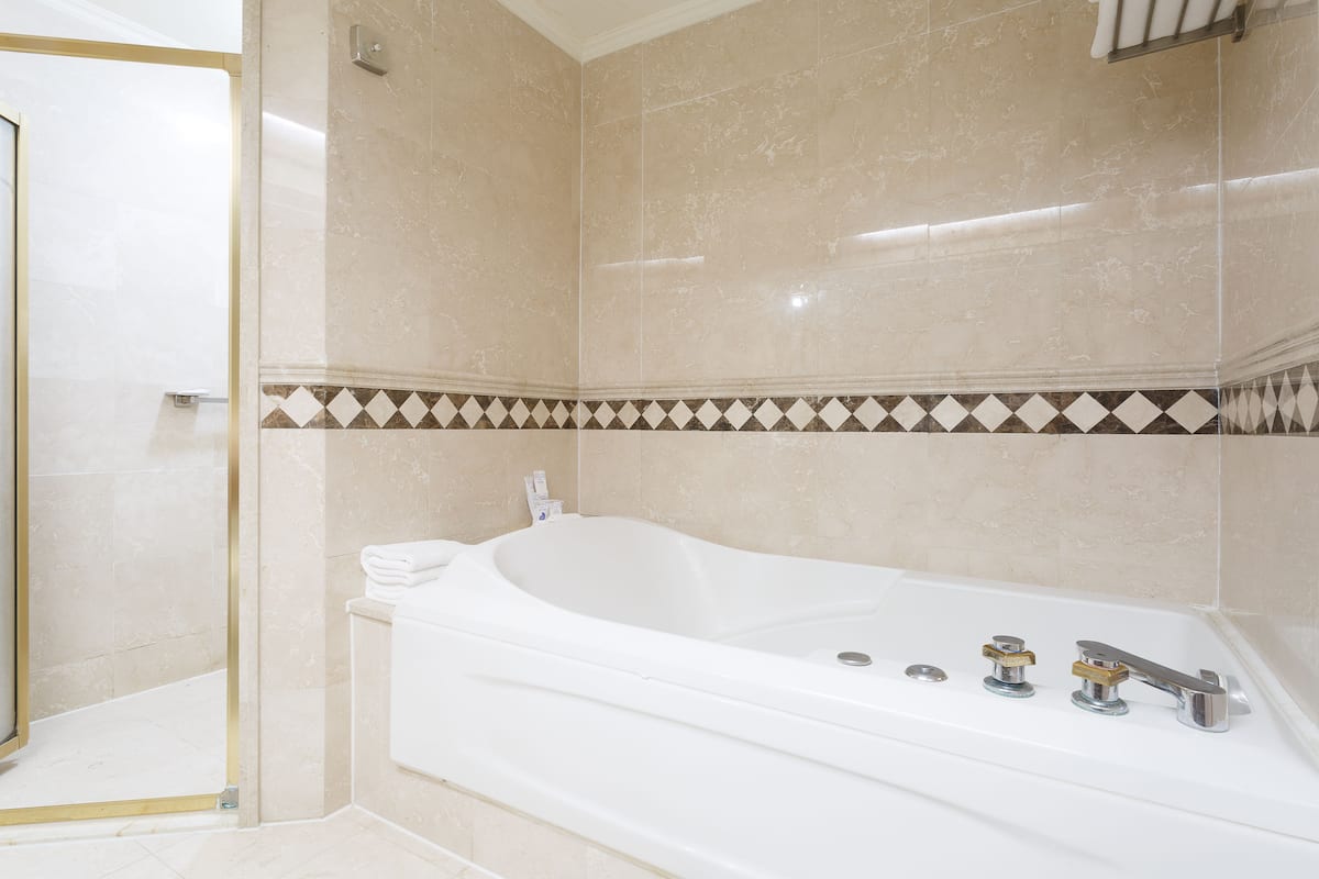 combined shower/bathtub, deep-soaking bathtub, free toiletries