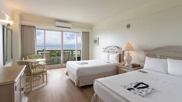 Minibar, caja de seguridad en la habitación y escritorio