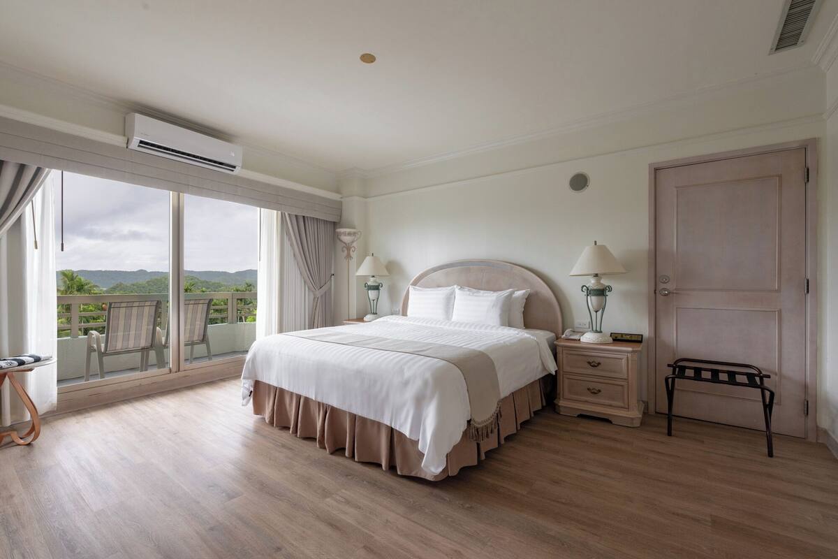 Junior suite | Een minibar, een kluis op de kamer, een bureau, een laptopwerkplek