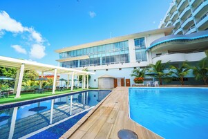 2 piscinas al aire libre, sillones reclinables de piscina