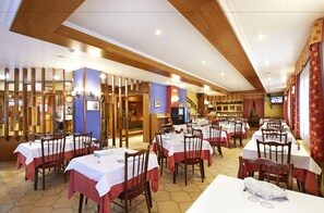 Breakfast, lunch, dinner served; local cuisine  - Hotel Univers (Encamp)