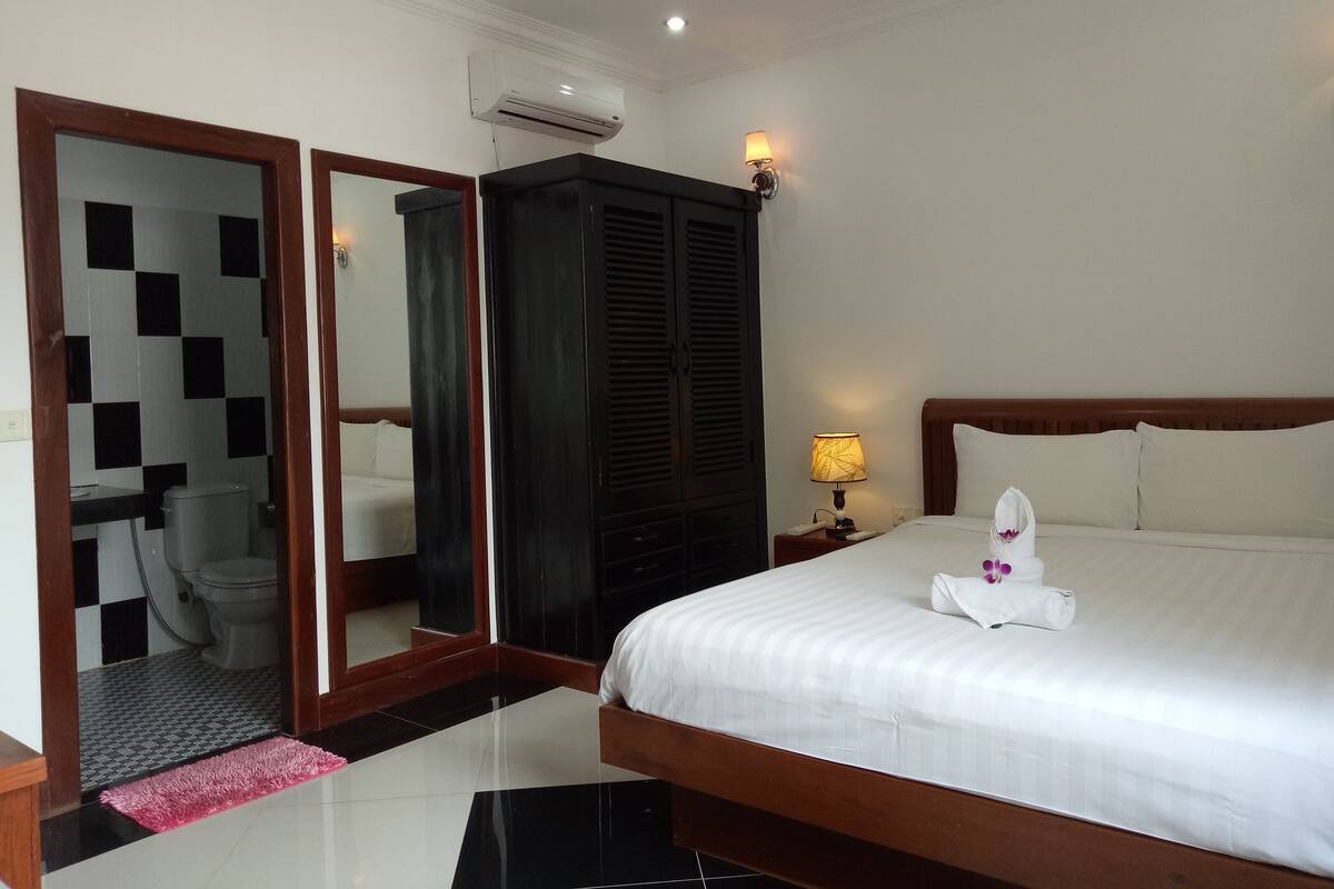 Quarto casal superior | Frigobar, cofres nos quartos, escrivaninha, cortinas blackout