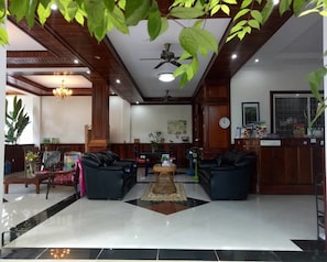 Lobby sitting area - Oriental Siem Reap (Siem Reap)
