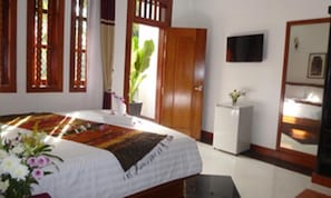 Deluxe Double with City View and Balcony or Terrace | Minibar, in-room safe, desk, blackout drapes - Oriental Siem Reap (Siem Reap)
