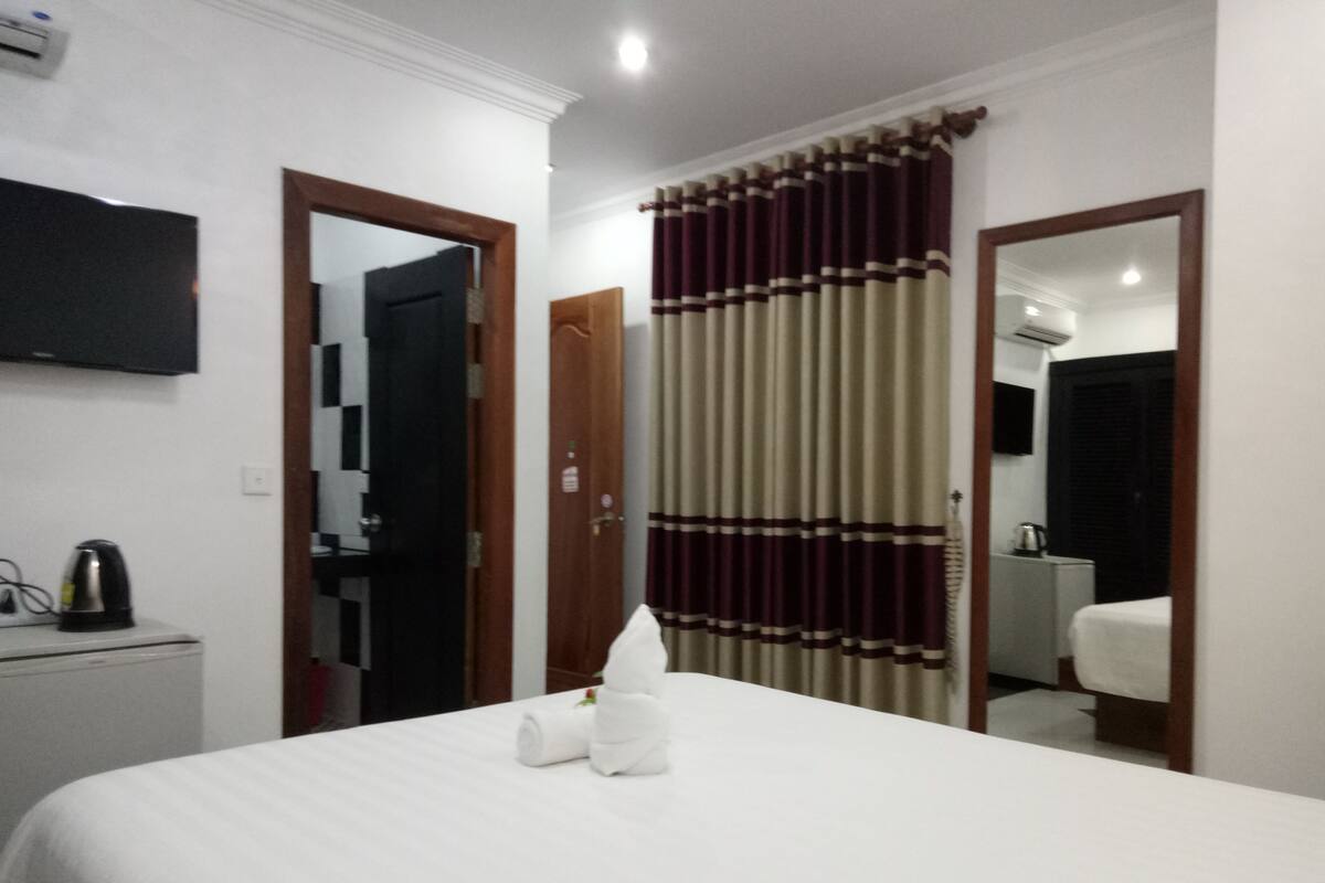 Quarto casal standard | Frigobar, cofres nos quartos, escrivaninha, cortinas blackout