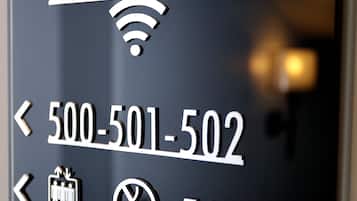 Un panneau indiquant l’emplacement de la scène et fournissant des flèches indiquant la direction à suivre ainsi que des numéros de téléphone.