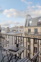 Family room with balcony and Eiffel Tower view | Vista da sacada