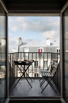 Prestige Balcony with Eiffel Tower View | Balkon