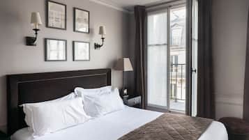 Family room with balcony and Eiffel Tower view | Premium bedding, minibar, in-room safe, desk