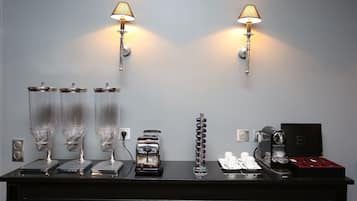 Een bar met een koffieapparaat, een broodrooster en een koffieautomaat.