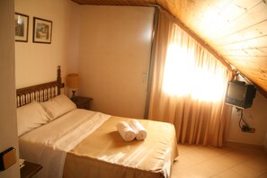 Standard Double Room, 1 Double Bed, Mountain View | Desk