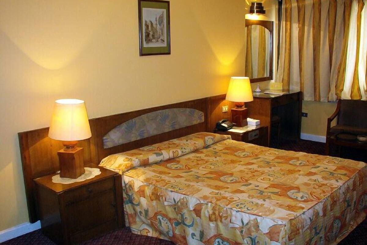 Chambre Standard, vue sur la ville | Minibar, lit de bébé (gratuit), lit d’appoint (supplément)