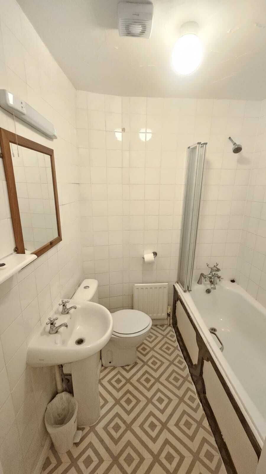 Un baño con inodoro, lavamanos y bañera.