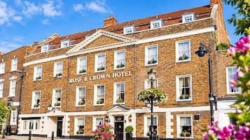 Un edificio de ladrillo tradicional con el nombre 'ROSE & CROWN HOTEL' bien visible.