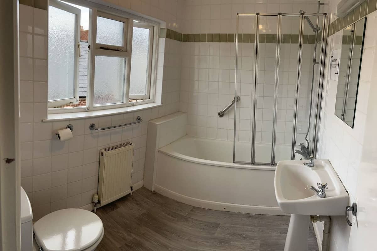 Tremannsrom – familie, eget bad | Bad