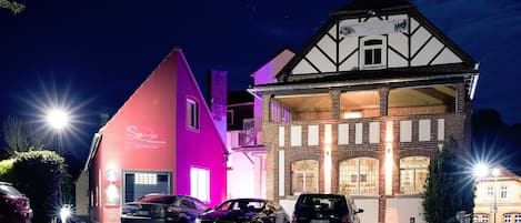 Façade de lâhĂ©bergement - soirĂ©e/nuit
