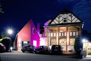 Façade de l’hébergement - soirée/nuit