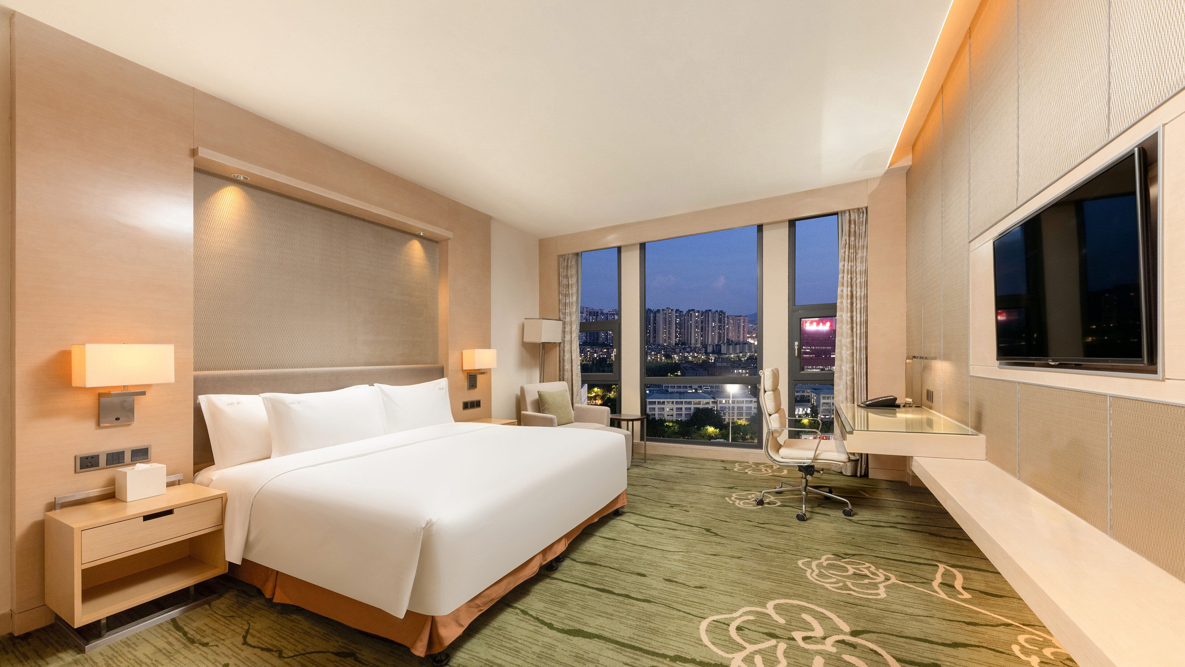 Luxe beddengoed, een minibar, een kluis op de kamer, een bureau