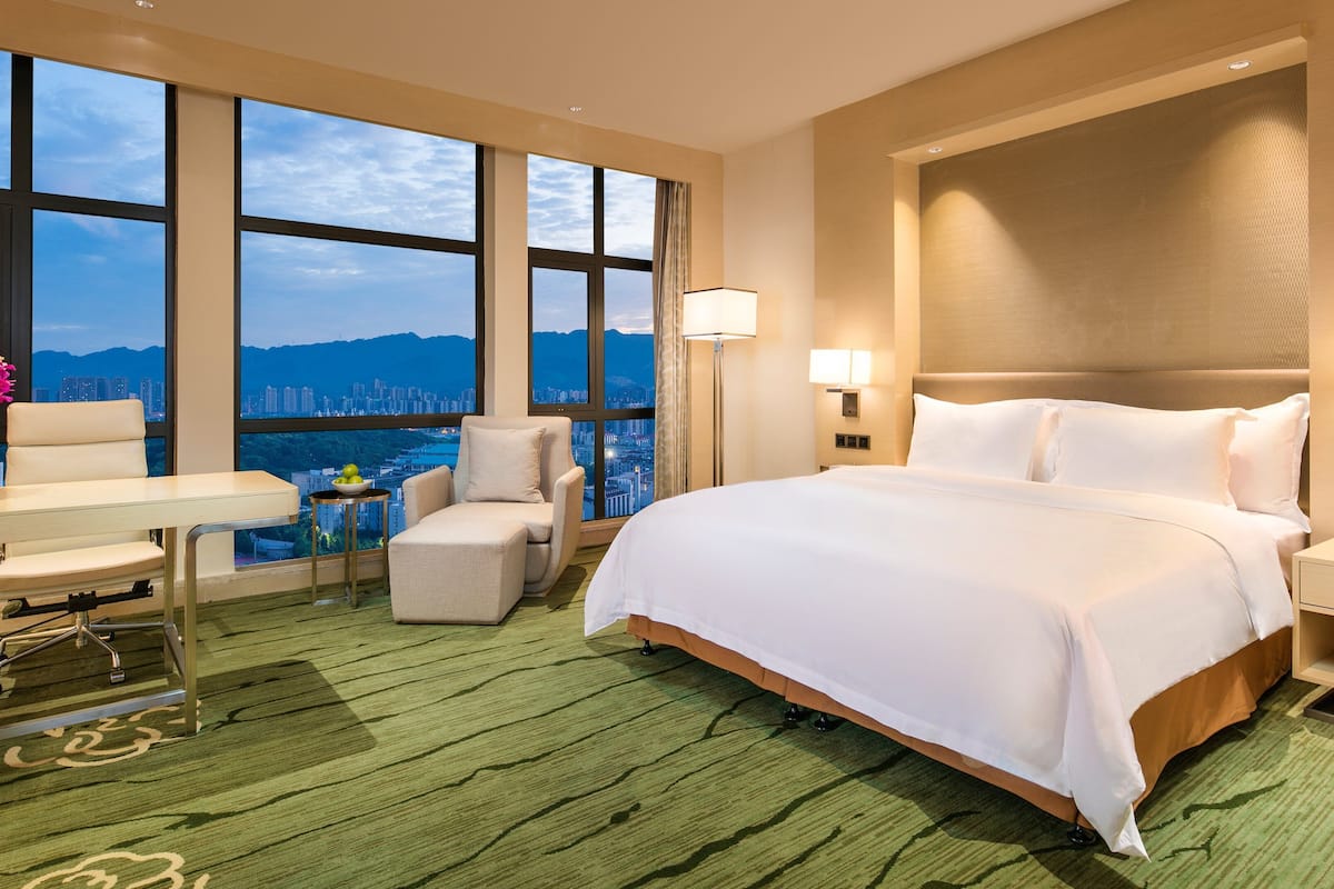 standard room, 1 king bed (high floor) | 1 bedroom, premium bedding, minibar, in-room safe