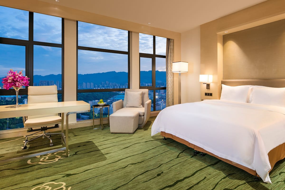 Standard Room, 1 King Bed (High Floor) | 1 bedroom, premium bedding, minibar, in-room safe
