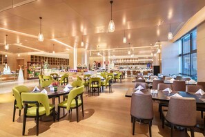 2 restaurants, breakfast, lunch, dinner served; Fusion cuisine - Chongqing High-Tech Holiday Hotel (Chongqing)
