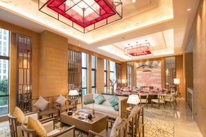 2 restaurants; breakfast, lunch and dinner served  - Chongqing High-Tech Holiday Hotel (Chongqing)