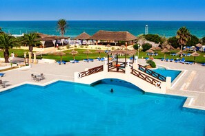 Innendørsbasseng og sesongbasert utendørsbasseng