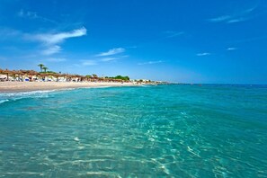 On the beach, sun loungers, beach umbrellas, beach towels - El Borj Hotel (Mahdia)