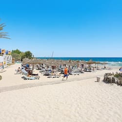 Sulla spiaggia, lettini da mare, ombrelloni, teli da spiaggia