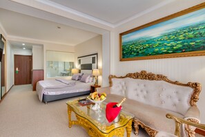 Studio | Sengetøy av topp kvalitet, minibar, safe på rommet og skrivebord