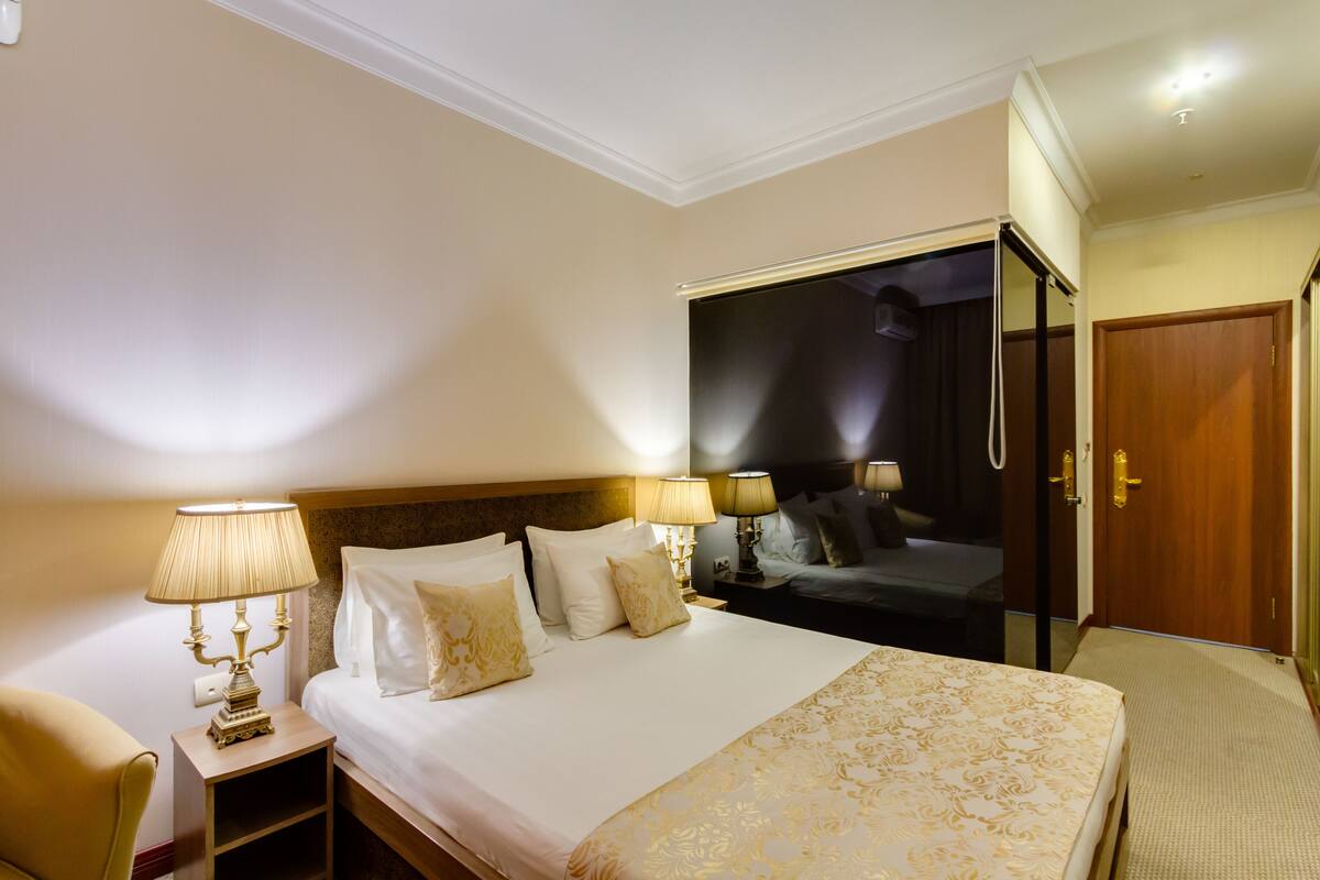 Kamar Double atau Twin Standar | 1 kamar tidur, seprai premium, minibar, dan brankas