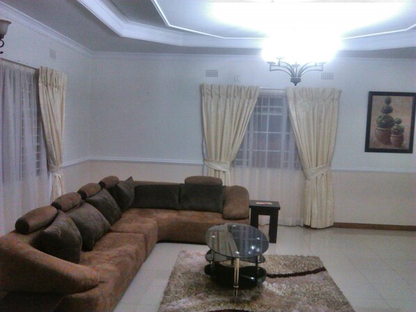 Habitación familiar | Sala de estar | Una televisión de pantalla plana