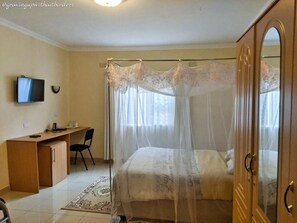 Escritorio, cortinas opacas, wifi gratis